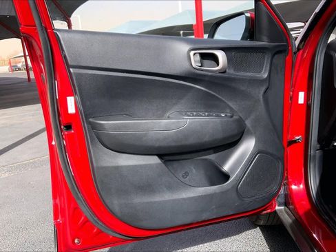 Used 2025 Hyundai Venue SEL image 20