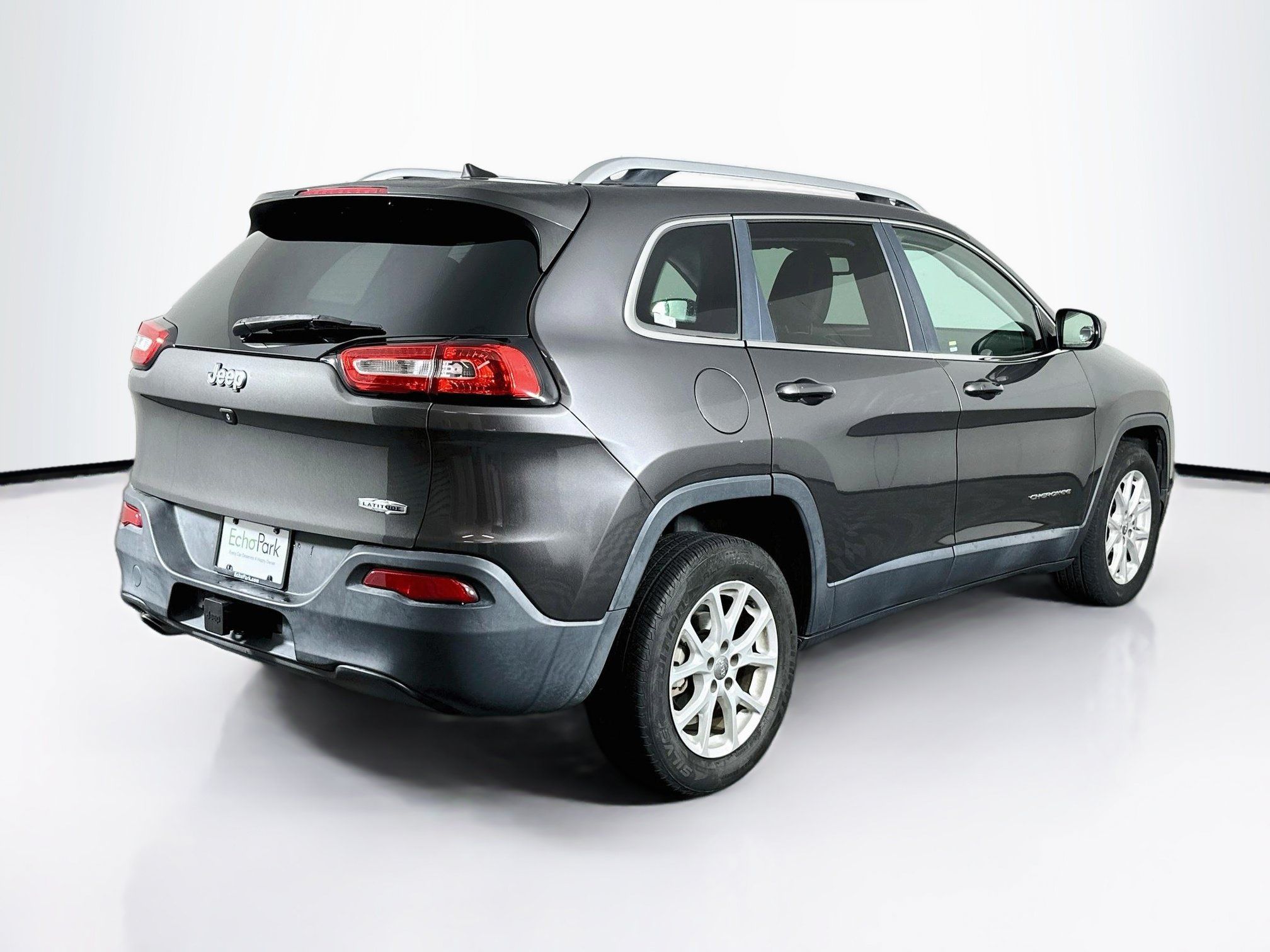 Used 2018 Jeep Cherokee Latitude Plus w/ Trailer Tow Group FWD image 9