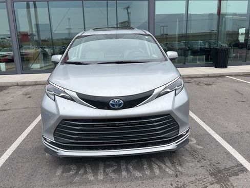 Used 2025 Toyota Sienna Platinum image 3