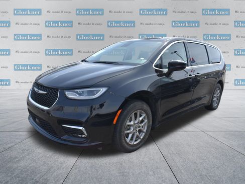 Used 2024 Chrysler Pacifica Touring-L image 16