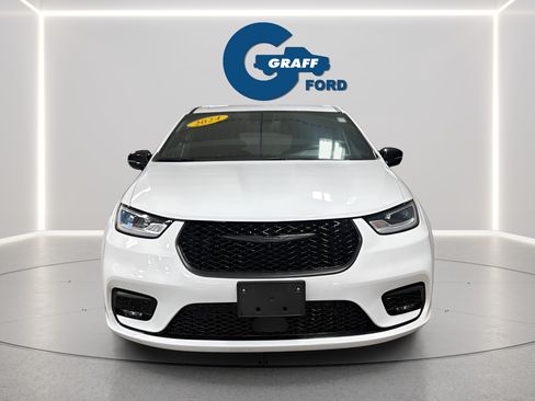 Used 2024 Chrysler Pacifica Limited FWD image 2