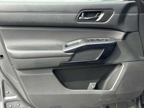 Used 2025 Nissan Pathfinder SV image 23