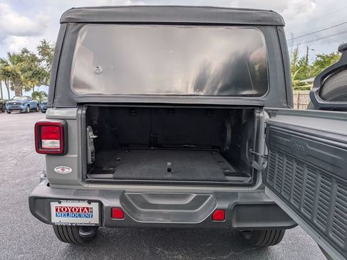 Used 2022 Jeep Wrangler Unlimited Sahara AWD/4WD image 13