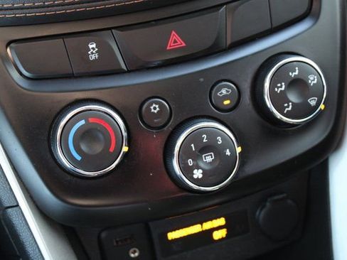 Used 2022 Chevrolet Trax LT w/ LT Convenience Package FWD image 22