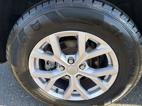 Used 2022 Jeep Grand Cherokee Limited image 9