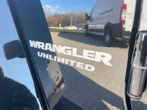 Used 2012 Jeep Wrangler Unlimited Sahara image 38