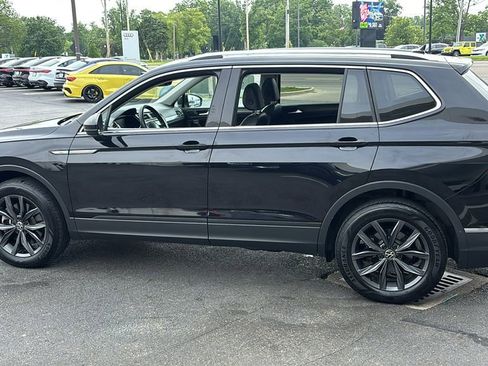 Used 2023 Volkswagen Tiguan SE w/ Panoramic Sunroof Package AWD/4WD image 3