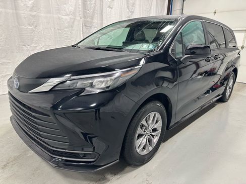 Used 2025 Toyota Sienna LE image 3