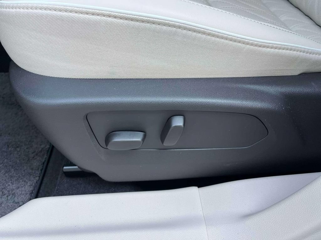 Certified 2022 Buick Envision Avenir w/ Technology Package II FWD image 29