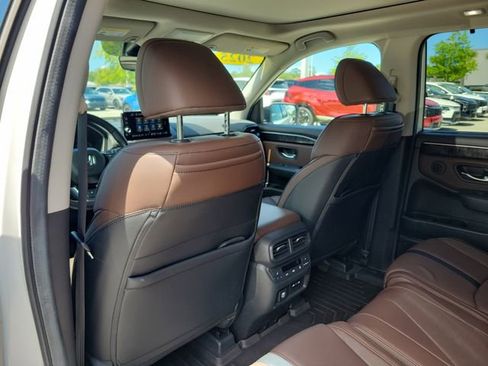 Used 2025 Honda Pilot Elite image 16