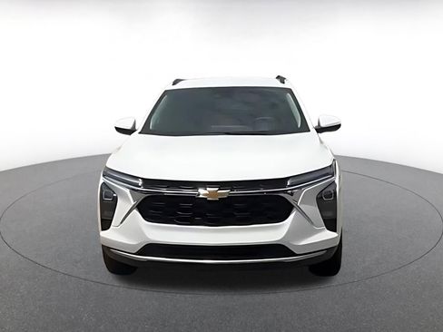 Used 2025 Chevrolet Trax LT FWD image 4