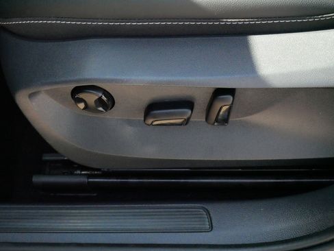 Certified 2022 Volkswagen Taos SE w/ Panoramic Sunroof Package AWD/4WD image 19