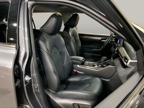Used 2025 Toyota Highlander Limited AWD/4WD image 9