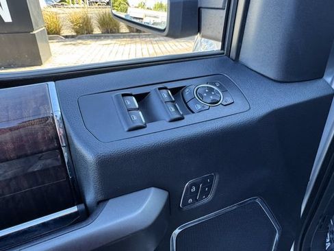Used 2015 Ford F150 Platinum w/ Equipment Group 701A Luxury AWD/4WD image 18
