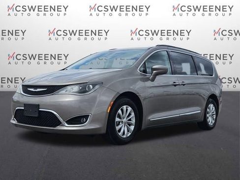 Used 2017 Chrysler Pacifica Touring-L image 1