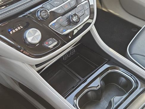 Used 2024 Chrysler Pacifica Limited image 16