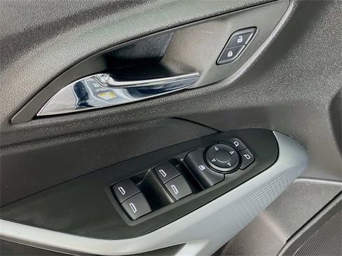 Certified 2025 Chevrolet Trax LS image 21