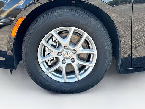Used 2025 Chrysler Pacifica Select FWD image 34