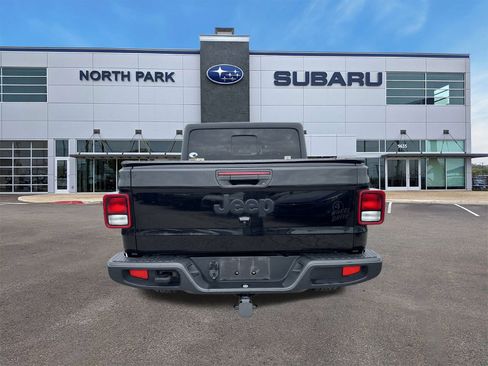 Used 2022 Jeep Gladiator Willys image 4