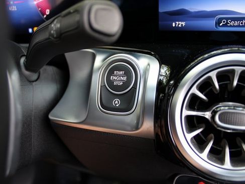 Used 2024 Mercedes-Benz GLB 250 4MATIC image 19