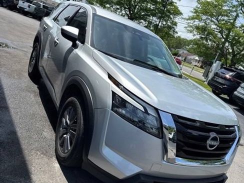 Used 2025 Nissan Pathfinder SV AWD/4WD image 2