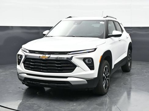 Used 2025 Chevrolet TrailBlazer LT w/ Driver Confidence Package AWD/4WD image 3