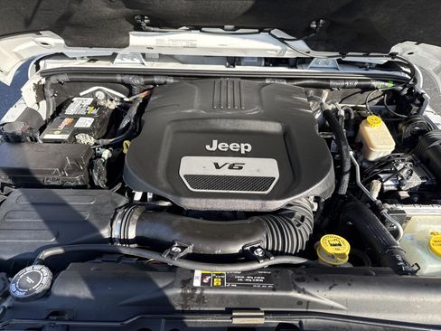 Used 2017 Jeep Wrangler Unlimited Sahara w/ Connectivity Group AWD/4WD image 34