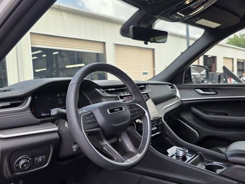 Used 2024 Jeep Grand Cherokee L Limited w/ Luxury Tech Group II AWD/4WD image 10