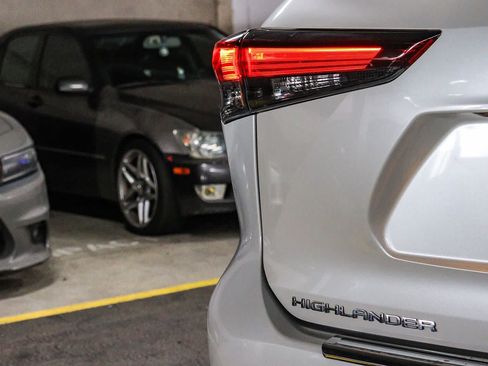 Certified 2024 Toyota Highlander XLE FWD image 11