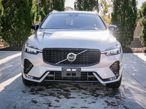 Used 2025 Volvo XC60 B5 Plus image 3
