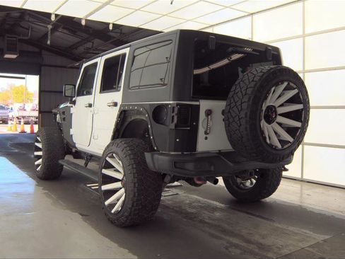 Used 2016 Jeep Wrangler Unlimited Rubicon image 9