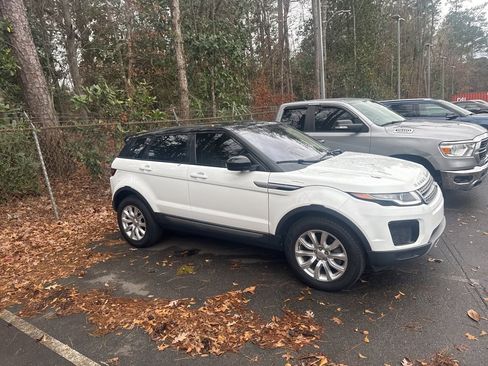 Used 2019 Land Rover Range Rover Evoque SE image 4
