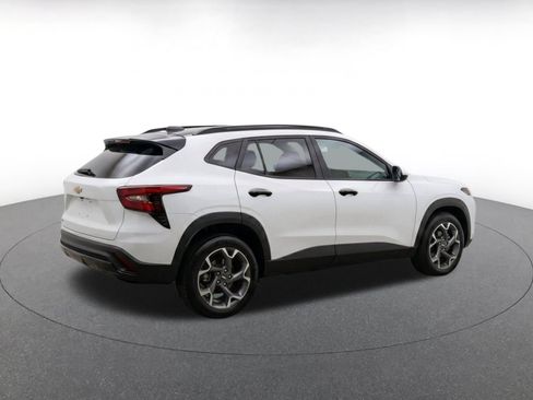 Used 2025 Chevrolet Trax LT FWD image 8