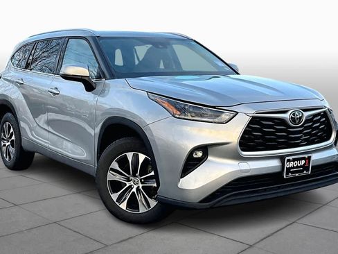 Used 2021 Toyota Highlander XLE image 3