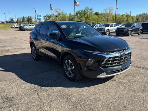 Used 2024 Chevrolet Blazer LT w/ Convenience Package FWD image 3