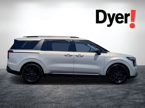 Certified 2025 Kia Carnival SX Prestige FWD image 2
