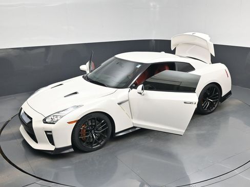 Used 2018 Nissan GT-R Premium w/ Premium Interior Package image 48