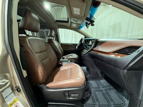 Used 2017 Toyota Sienna Limited Premium image 25