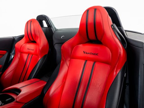Used 2021 Aston Martin V8 Vantage Convertible image 3