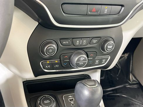 Used 2022 Jeep Cherokee Latitude Lux image 15