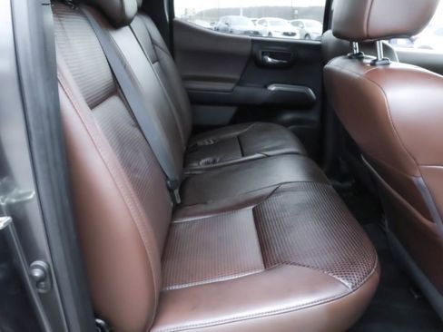 Used 2019 Toyota Tacoma Limited image 29