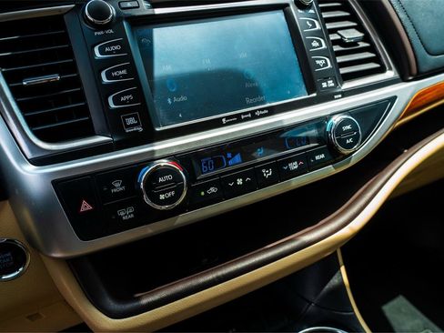 Used 2018 Toyota Highlander Limited FWD image 15