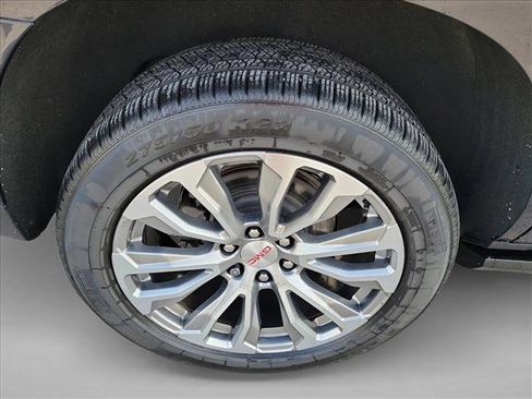 Used 2021 GMC Yukon Denali w/ Denali Premium Package image 11