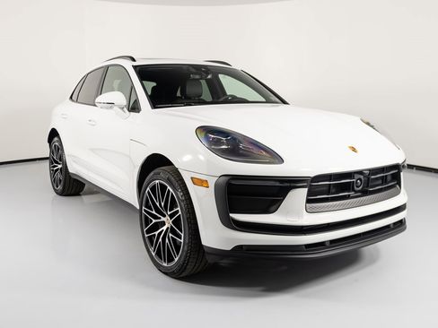 Certified 2025 Porsche Macan image 8