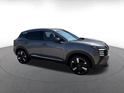 Used 2026 Nissan Kicks SR FWD image 2