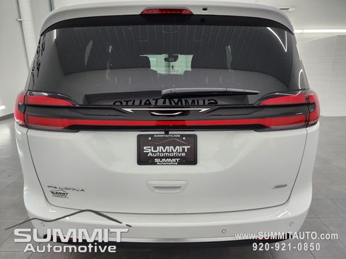 New 2027 Chrysler Pacifica Select AWD/4WD image 26