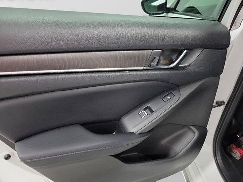 Used 2018 Honda Accord Touring image 10