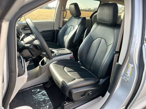 Used 2024 Chrysler Pacifica Touring-L image 11