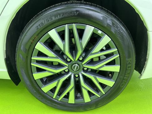 Used 2025 Nissan Altima 2.5 SV FWD image 14