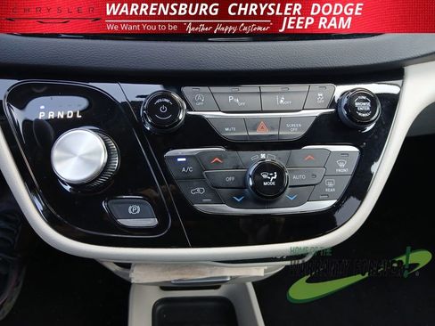 Used 2023 Chrysler Pacifica Touring-L image 26